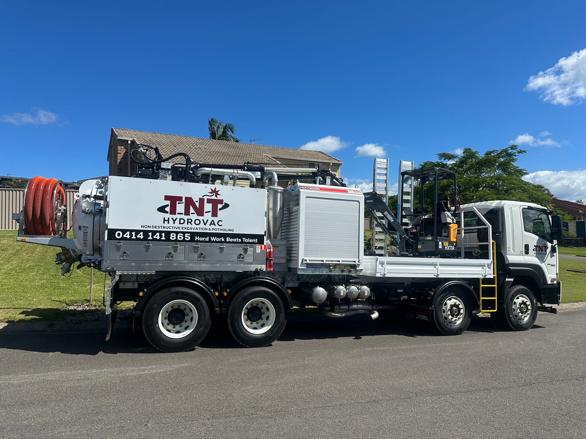 Side view of the TNT HydroVac truck with its tank, hose reel and onboard equipment